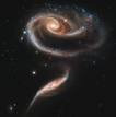 El conjunto de galaxias Arp 273 captado por el Hubble se encuentra en la constelaci&oacute;n de Andr&oacute;meda y tiene esta particular forma de rosa c&oacute;smica