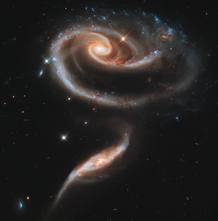 El conjunto de galaxias Arp 273 captado por el Hubble se encuentra en la constelación de Andrómeda y tiene esta particular forma de rosa cósmica