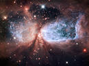 La joven estrella S106 IR expulsa material a gran velocidad y perturba el gas y el polvo que la rodean, rebel&aacute;ndose contra su nube madre. La postal captada por el Hubble tiene forma de &aacute;ngel con las alas extendidas.