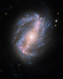 Ésta es la primera fotografía tomada por el Telescopio Hubble tras su reparación. Se trata de la galaxia en espiral NGC 6217.
