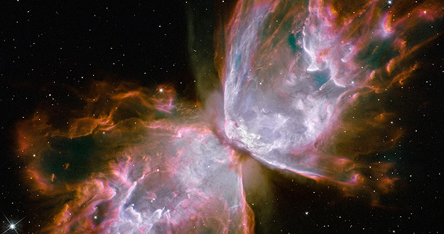 Un cuerpo celeste con forma de mariposa emerge en la nebulosa planetaria NGC 6302.
