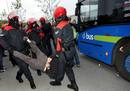 Agentes de la Ertzaintza detienen a uno de los manifestantes en San Sebasti&aacute;n.