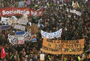 Miles de personas han salido a las calles de Par&iacute;s para protestar en la primera huelga general de la era Sarkozy.