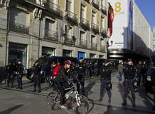 Agentes de la Policía blindan el acceso de El Corte Inglés de Preciados, en Madrid