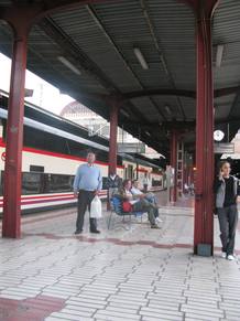 Gente esperando en Chamart&iacute;n a los trenes cercan&iacute;as.