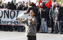 Un ni&ntilde;o increpa a la polic&iacute;a en las calles de Atenas durante la huelga general.