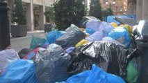 Ir al Video&nbsp;La huelga de limpieza acumula ya 1.700 toneladas de basuras en las calles de Granada
