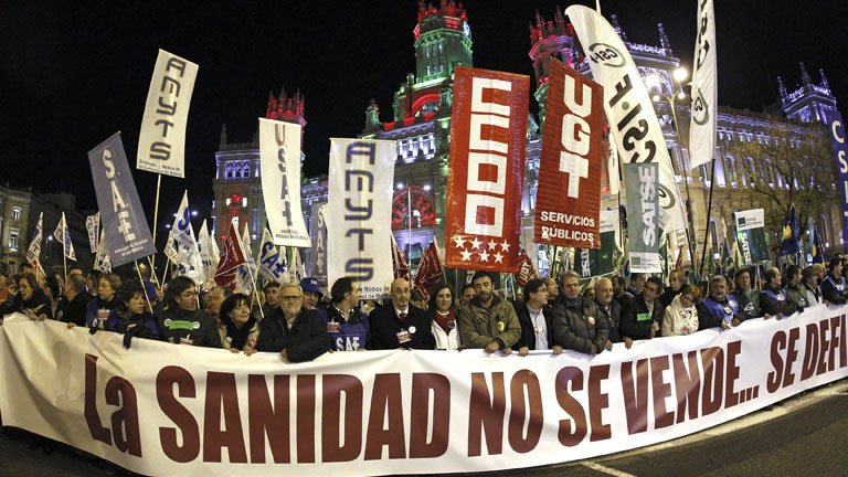 La 'marea blanca' se manifiesta contra la privatización de los hospitales en Madrid