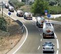 Un convoy de camiones de gasoil es escoltado por la Guardia Civil, por el temor a posibles represalias, en su camino hacia Sevilla por la autov&iacute;a A4, a su paso por la localidad jienense de Bail&eacute;n.