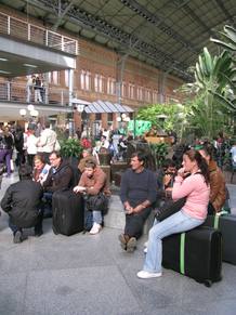 Pasajeros afectados por la huelga esperan en la Estaci&oacute;n de Atocha