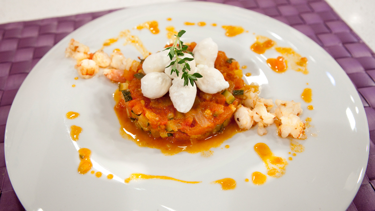 Saber Cocinar - Huevos de codorniz escalfados con gambones a la plancha 
