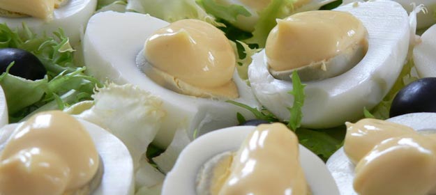 Huevos duros cubiertos de mayonesa