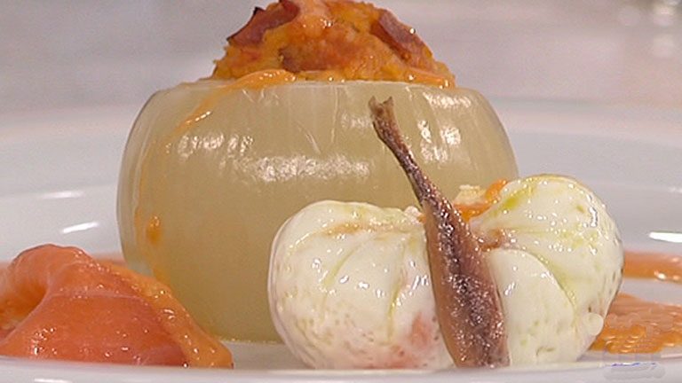 Saber Cocinar - Huevos escalfados con cebolla rellena 