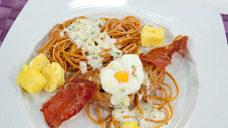Saber cocinar - Huevos escalfados con salsa de puerro y jam&oacute;n 