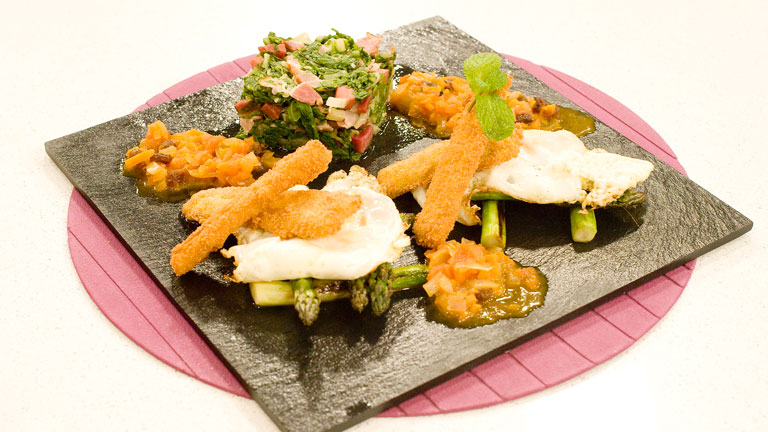 Saber cocinar - Huevos fritos con acelgas en salsa tomate y pasas 