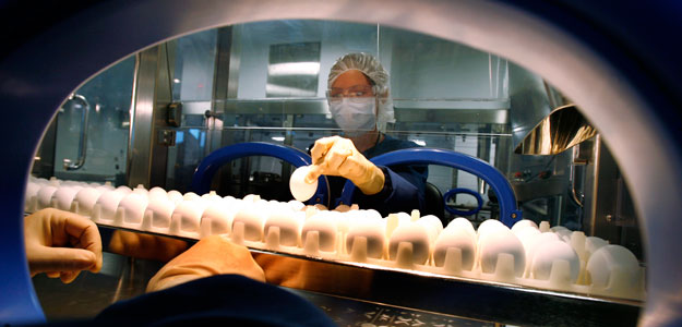 Un científico manipula un huevo en una planta de Sanofi Pasteur para fabricar la vacuna de la gripe Un científico manipula un huevo en una planta de Sanofi Pasteur para fabricar la vacuna de la gripe