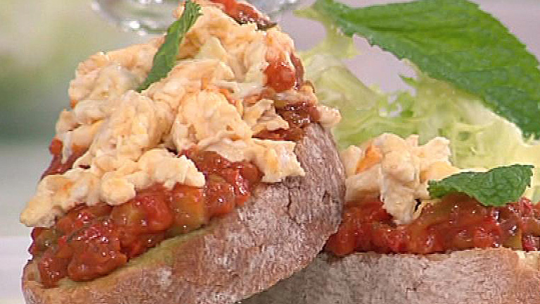 Saber cocinar - Huevos revueltos a la manchega sobre tosta (04/11/2011)