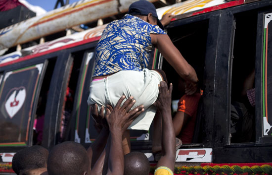 El Gobierno haitiano fleta autobuses para la hu&iacute;da de los sin hogar