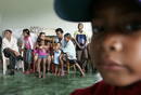 Varias familias permanecen en un refugio en Bonao (Rep&uacute;blica Dominicana) despu&eacute;s de abandonar sus casas tras la crecida del rio Yuna.