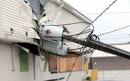 Un poste del tendido el&eacute;ctrico permanece derribado sobre un restaurante debido a los fuertes vientos despu&eacute;s de que el hurac&aacute;n 