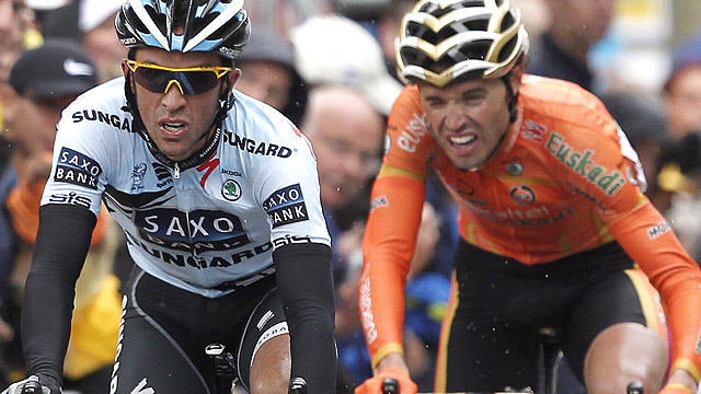 Hushovd gana y Contador ataca