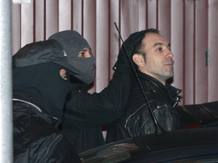 Entre los detenidos, se encuentra Ibai Iparaguirre Burgoa, al que algunas fuentes vinculan con el asesinato de un militar en Santo&ntilde;a en septiembre de 2008