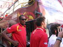 Ibaka, con gafas de sol, y Rudy, a&uacute;n con la red de la canasta de la final al cuello