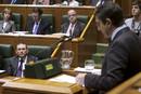Ibarretxe escucha la intervenci&oacute;n de L&oacute;pez