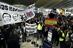 Ver vídeo  'Iberia habla de seguimiento "dispar" de la huelga y lamenta la acción de los piquetes'