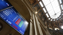 Ir al Video&nbsp;El Ibex-35 se deja un 2,37% en la semana y la prima de riesgo cierra en 307 puntos