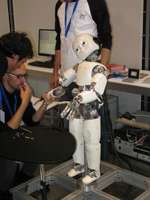 Icub, el robot de Inteligencia Artificial con una edad de 3 a&ntilde;os durante su montaje