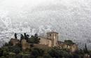 Iglesia y cementerio de la localidad mallorquina de Deia, con la sierra de Tramontana detr&aacute;s