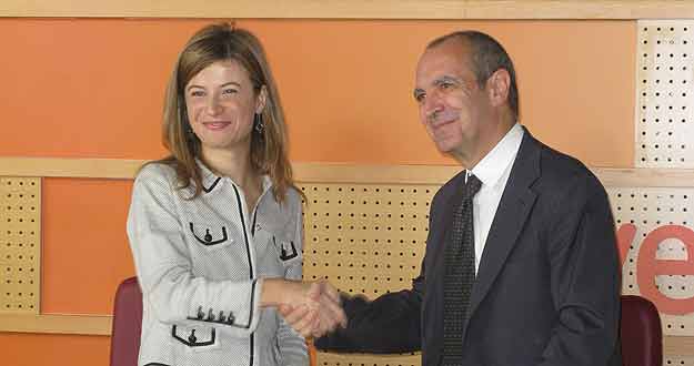 Bibiana Aído y Luis Fernández, durante la firma del convenio entre el Ministerio de Igualdad y la Corporación RTVE. Bibiana Aído y Luis Fernández, durante la firma del convenio entre el Ministerio de Igualdad y la Corporación RTVE.