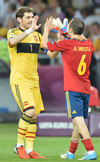 Casillas e Iniesta festejan el triunfo en la Eurocopa 2012