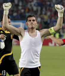 Casillas fue el h&eacute;roe del partido parando dos penaltis a De Rossi y Di Natale.