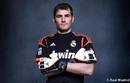 Iker Casillas muestra la primera equipaci&oacute;n del portero