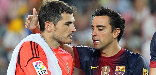 Iker Casillas y Xavi Hern&aacute;ndez se saludan tras el pasado Bar&ccedil;a-Madrid de Supercopa