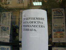 Cristina colocó el martes por la noche este cartel en su agencia de viajes para evitar que les "sellaran las cerraduras con silicona". "No queríamos llegar a trabajar y no poder entrar", explica. Cristina colocó el martes por la noche este cartel en su agencia de viajes para evitar que les "sellaran las cerraduras con silicona". "No queríamos llegar a trabajar y no poder entrar", explica.