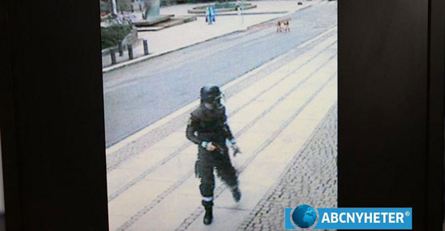 Imagen de Anders Behring Breivik, vestido de polic&iacute;a y con una pistola en la mano, tras colocar la bomba en el centro de Oslo
