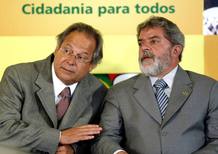 Imagen de archivo del expresidente brasileño, Luis Ignacio Lula da Silva, con Jose Dirceu, uno de los 38 acusados en el mayor juicio de corrupción de la historia del país. Imagen de archivo del expresidente brasileño, Luis Ignacio Lula da Silva, con Jose Dirceu, uno de los 38 acusados en el mayor juicio de corrupción de la historia del país.