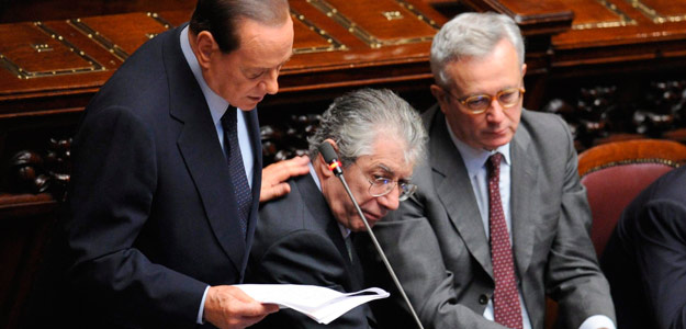 Imagen de archivo del primer ministro italiano, Silvio Berlusconi, apoyado en el L&iacute;der de la Liga Norte, Umberto Bossi, en el Parlamento