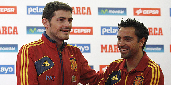 Imagen de archivo de los jugadores internacionales Iker Casillas (i) y Xavi Hern&aacute;nez (d).
