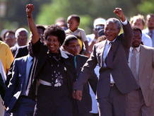 Imagen de archivo de Nelson Mandela tras su salida de prisi&oacute;n en 1990