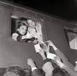 Imagen de Audrey Hepburn con su marido, Mel Ferrer, en la estaci&oacute;n Termini de Roma
