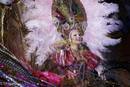 Imagen de una candidata a Reina del Carnaval de Tenerife 2012 con un traje inspirado en la antigua corte francesa