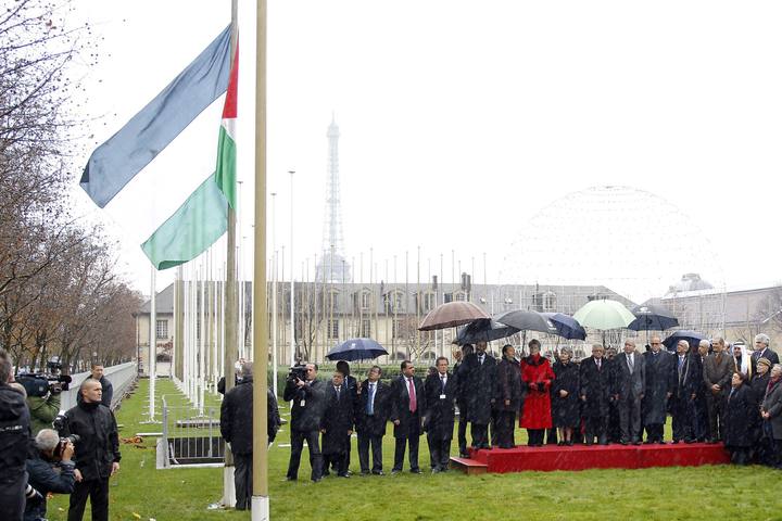 Imagen del acto del izado de la bandera de Palestina en la sede de la Unesco en Par&iacute;s