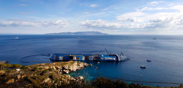 Imagen del Costa Concordia, embarrancado frenet a la costa de la isla italiana de Giglio