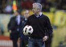 Imagen del entrenador fallecido, Manolo Preciado, durante un partido como t&eacute;cnico del Sporting ante el Villarreal, su pasado y el que iba a ser su pr&oacute;ximo equipo.
