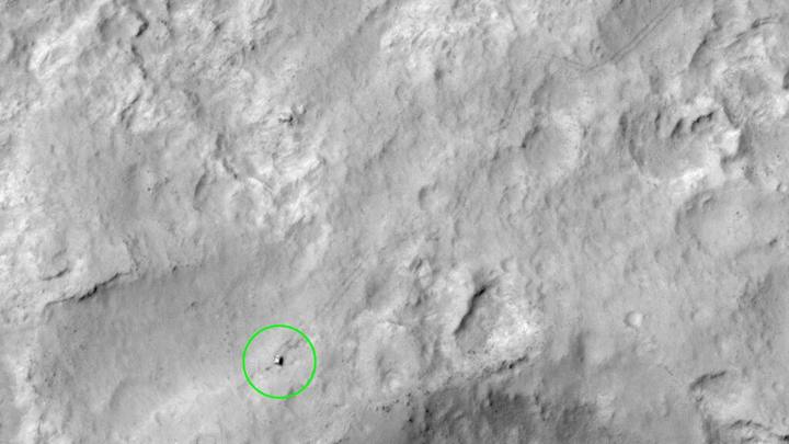 Imagen del explorador Curiosity, rodeado en verde, y el rastro que deja por la superficie de Marte.