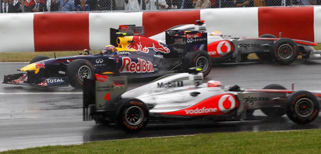 Imagen del GP de Canad&aacute;, con Mark Webber dando un trompo entre los coches de Lewis Hamilton, al fondo, y Jenson Button, en primer plazo.